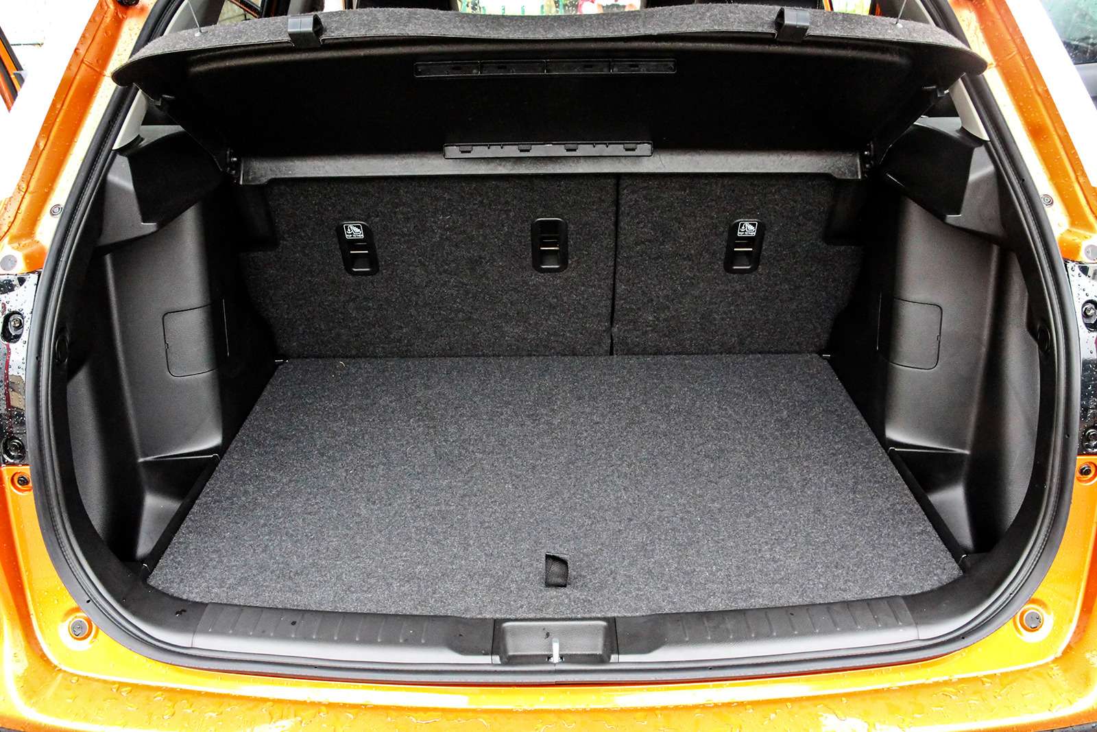 Багажник правильной формы оказался весьма вместительным для своего класса – 375 литров. Под полом – внушительных размеров ниша. Хочется верить, что докатка заполнит ее не полностью.