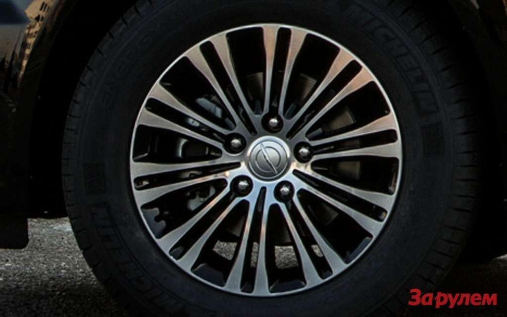 2013-Chrysler-Town-Country-S-wheel-closeup-1024x640