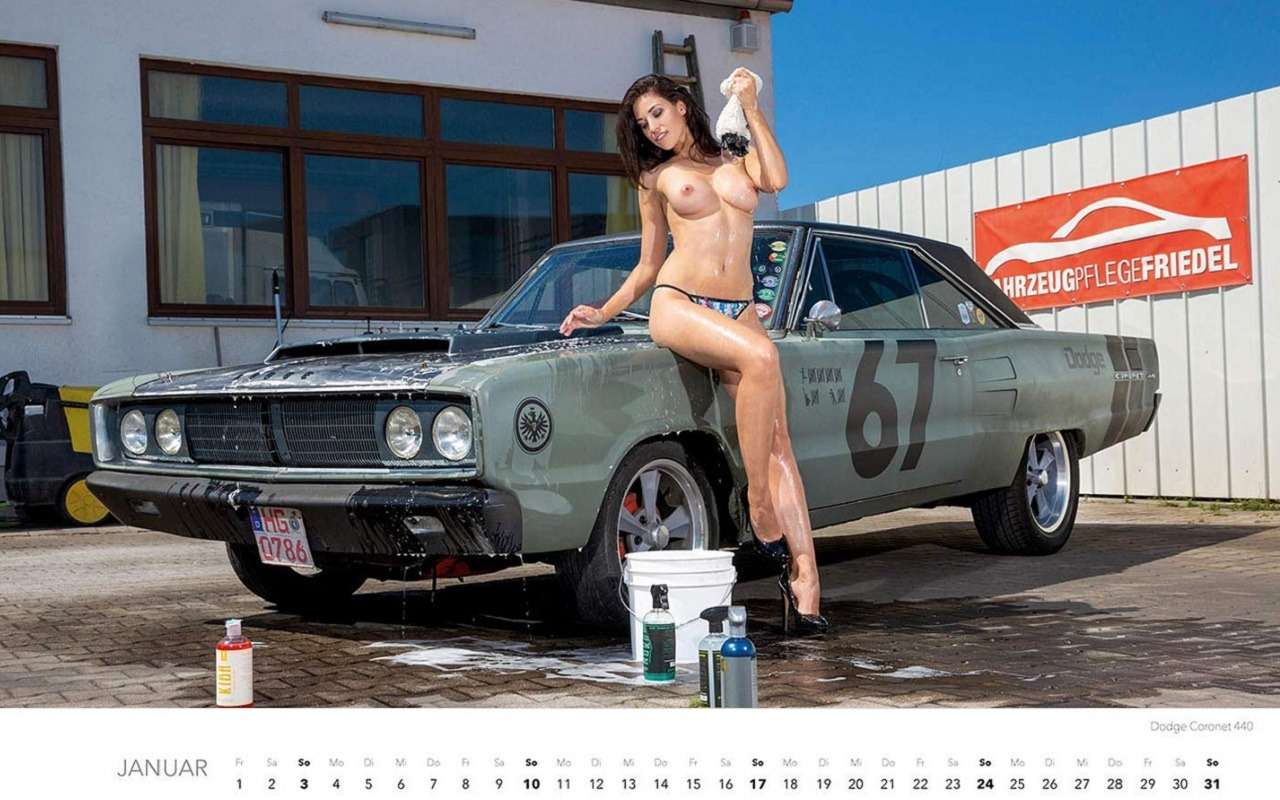 Девушки на автомойке — пожалуй, лучший календарь 2021 года — фото 1203383