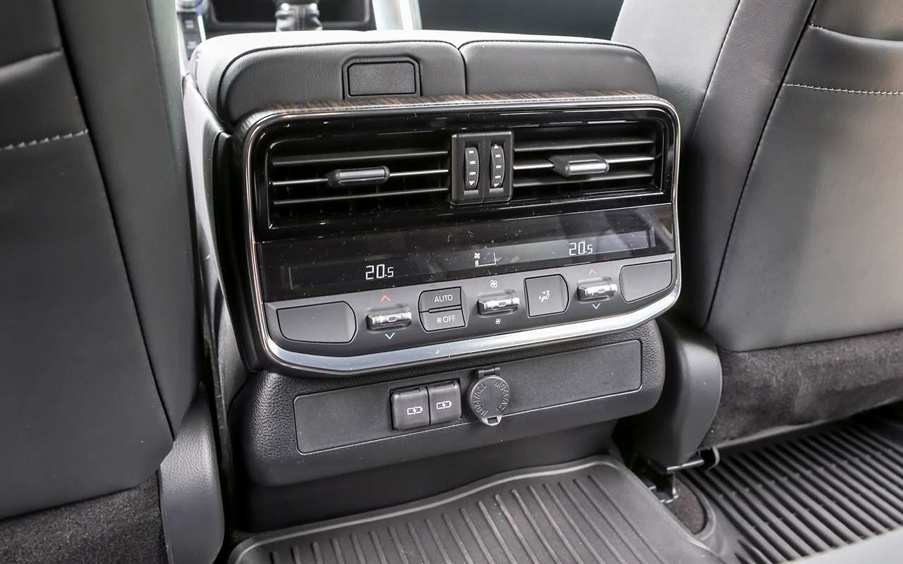 Только Land Cruiser имеет четырехзонный климат-контроль. На втором ряду – два потолочных дефлектора, два – в торце центральной консоли, два – в основаниях сидений и еще два – в дверных стойках.