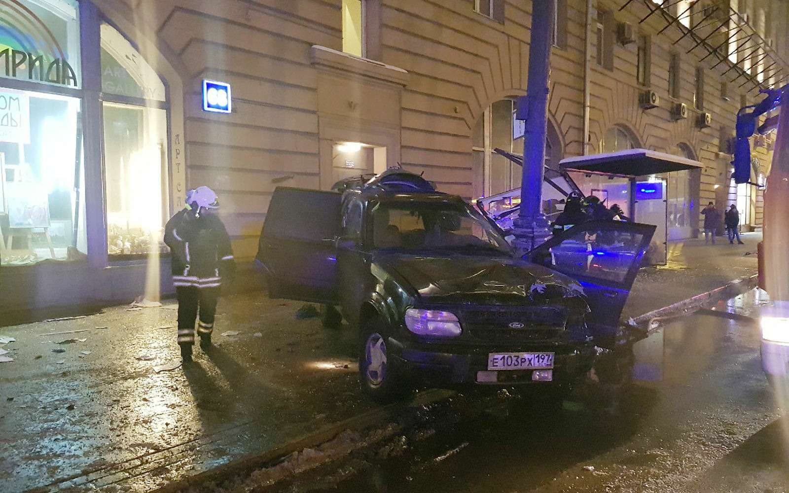 Страшное ДТП в Москве: спасатели обнаружили труп пассажира в багажнике — фото 839009