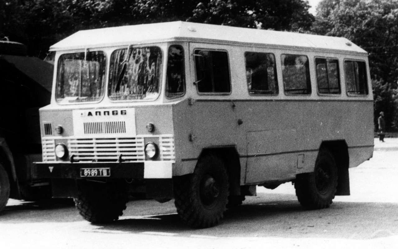 Еще один мелкосерийный армейский автобус АПП-66 делали на шасси ГАЗ-66 тоже на воронежском заводе в 1983-1987 гг. Собрали всего около 700 экземпляров.