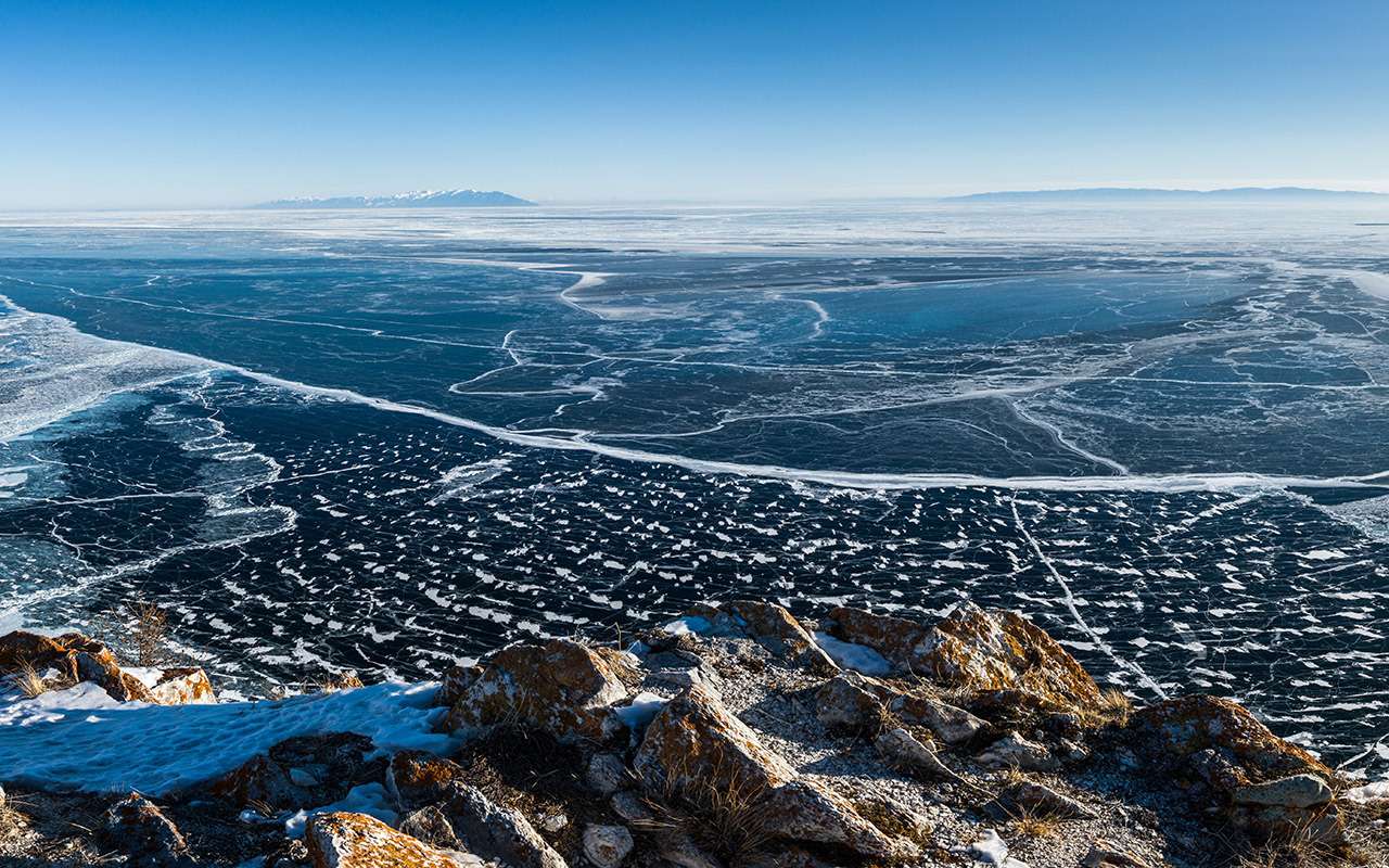 Зимний Байкал – больше 30 000 квадратных километров чистого льда. Отличный испытательный полигон для зимних шин!