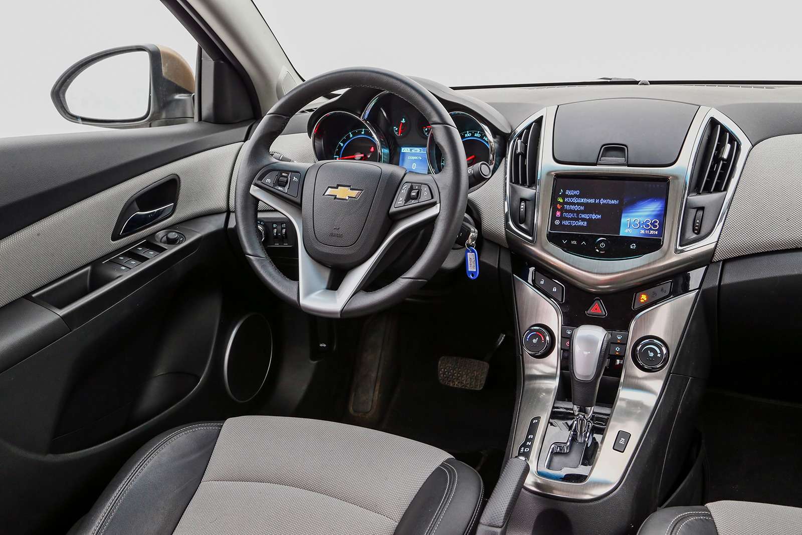 Интерьер Chevrolet узнаваем, а ткань на передней панели – и вовсе «фишка» сезона. Но прочие материалы попроще, чем у конкурентов.