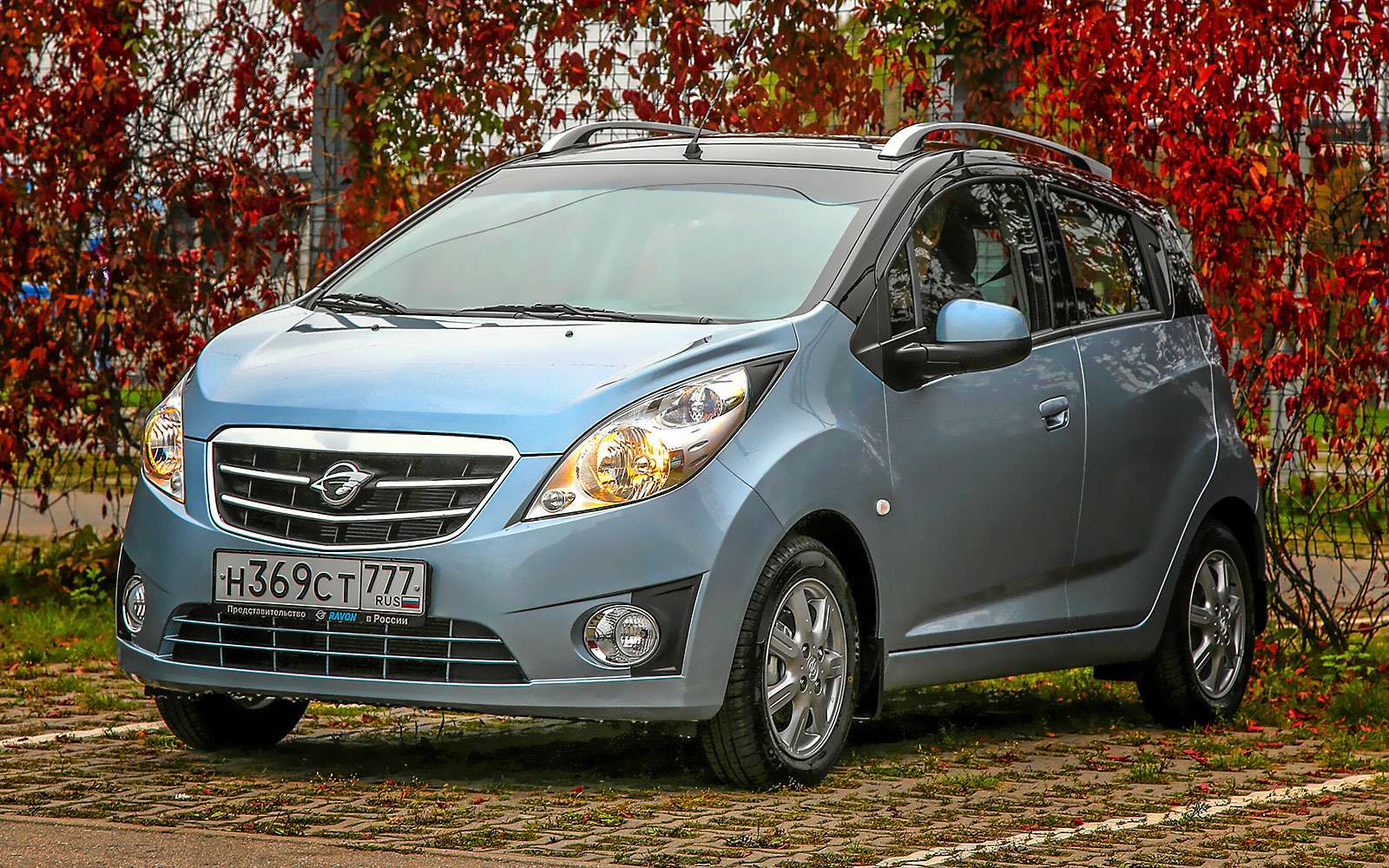 Ravon R2 производства GM Uzbekistan предлагается на российском рынке исключительно с автоматической коробкой передач по цене от 409 тысяч рублей в зависимости от набора опций.