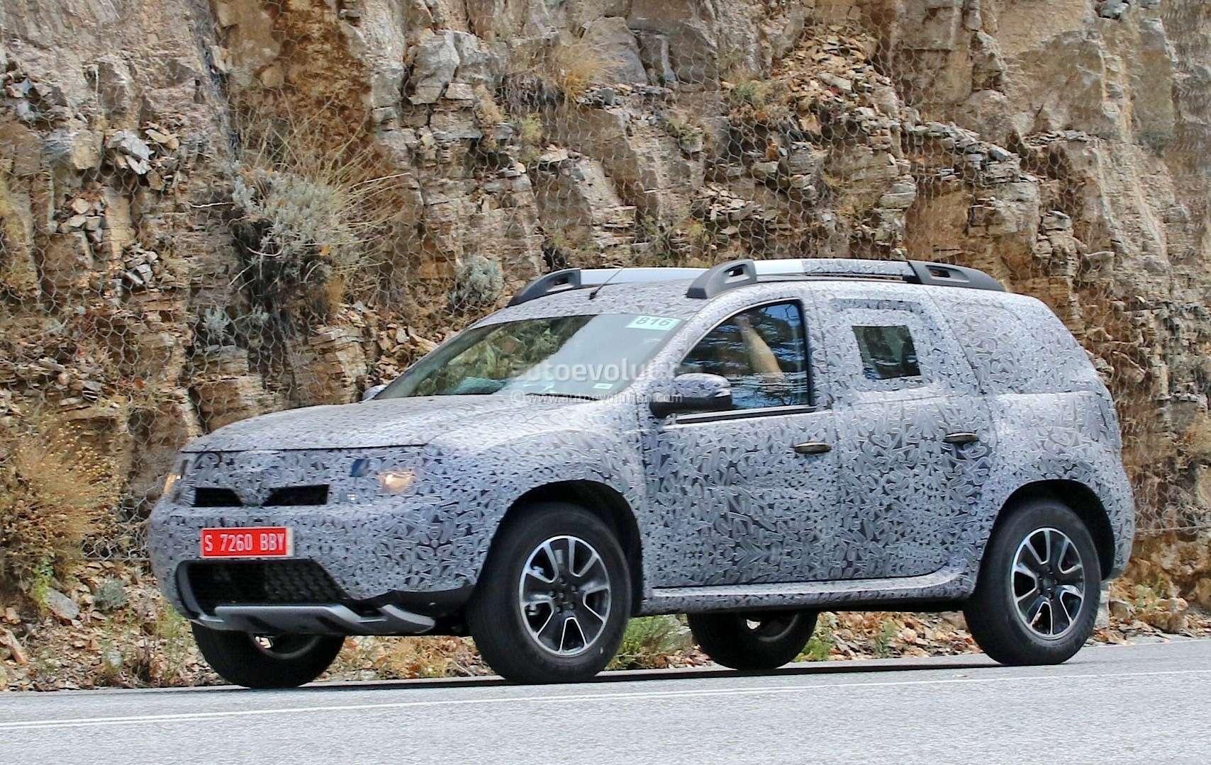 all-new-dacia-duster-caught-in-first-spyshots-plus-dacia-novelties-for-frankfurt-photo-gallery_5