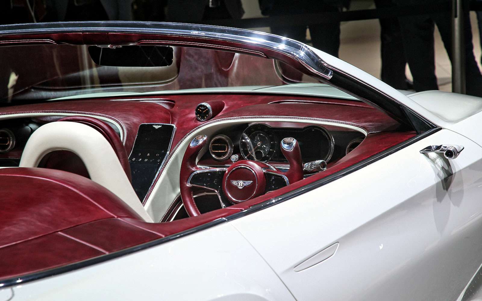 Безвредная красота: Bentley показала родстер EXP 12 Speed 6e — фото 718267
