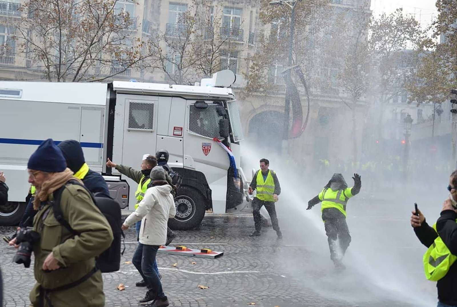 Как французы протестуют против роста цен на топливо: баррикады против водометов — фото 926163