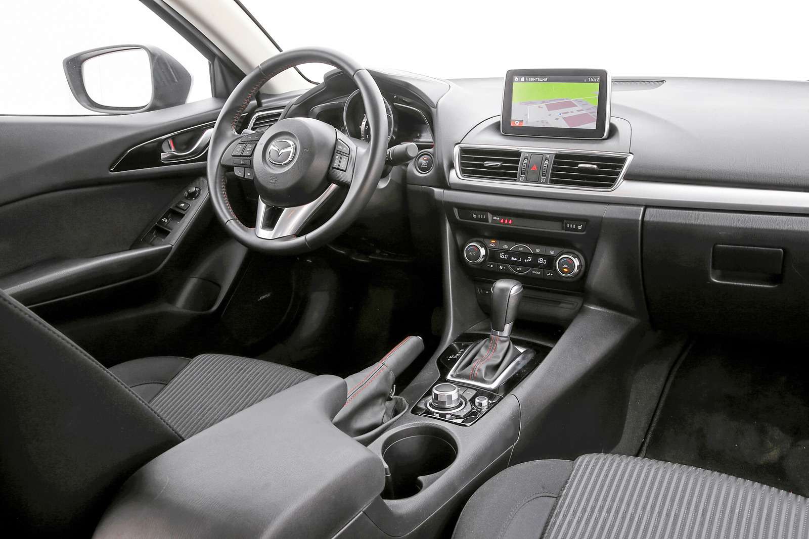 Mazda 3. У Мазды самый стильный интерьер. Дисплей мультимедийной системы MZD Connect расположен правильнее, чем у конкурентов, – на уровне глаз.