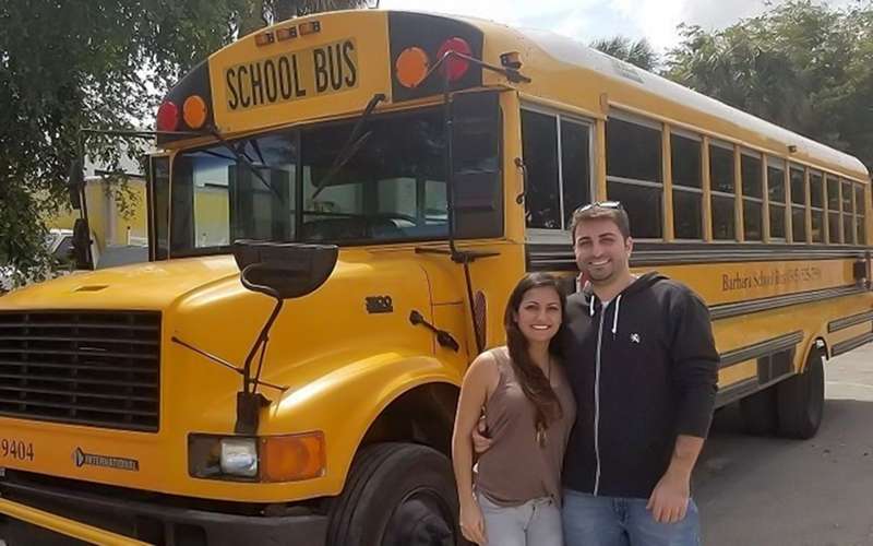 Очень длинный автодом: семья переделала школьный автобус