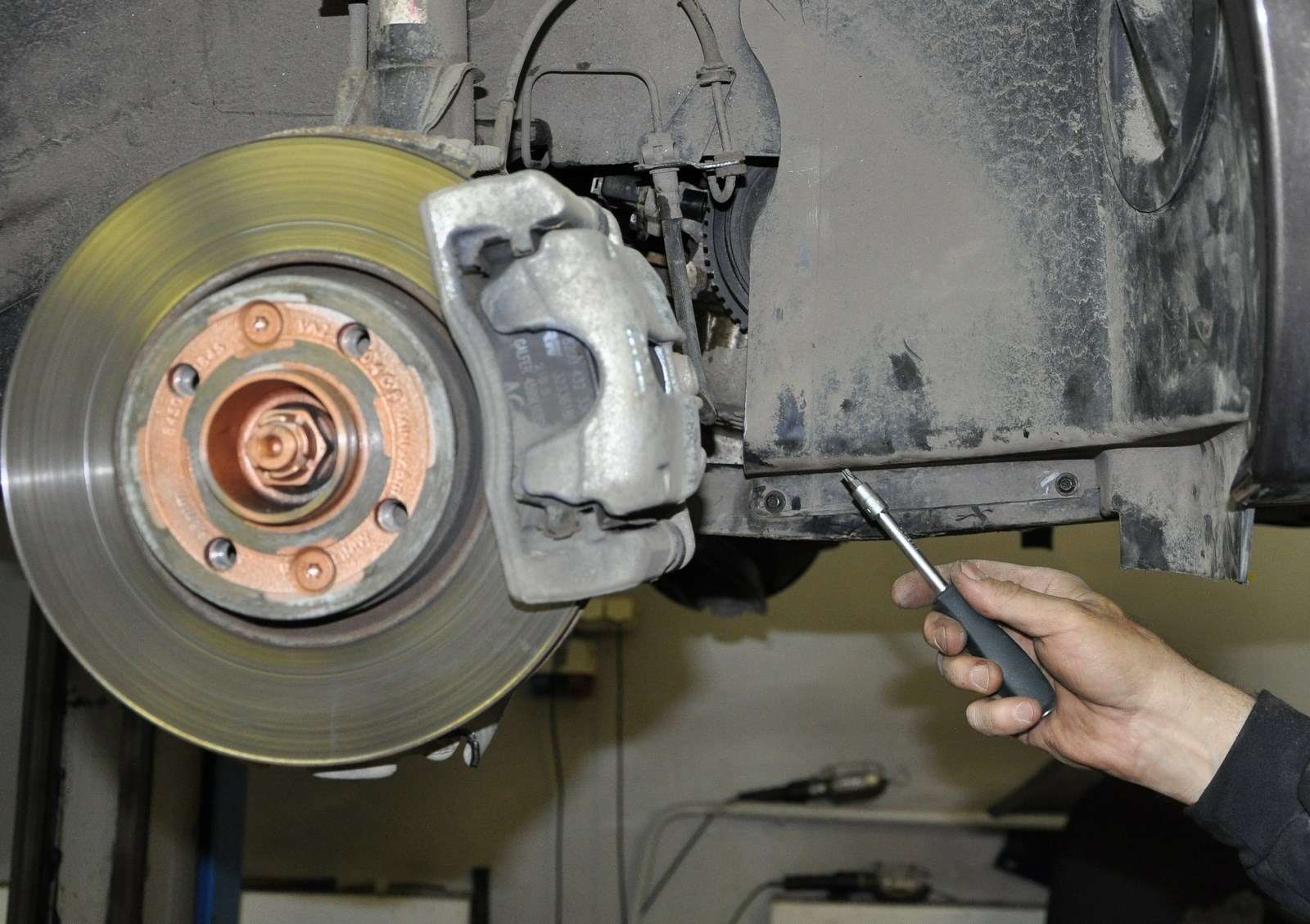 Lada Vesta: проверка и замена ремня привода вспомогательных агрегатов — фото 568591