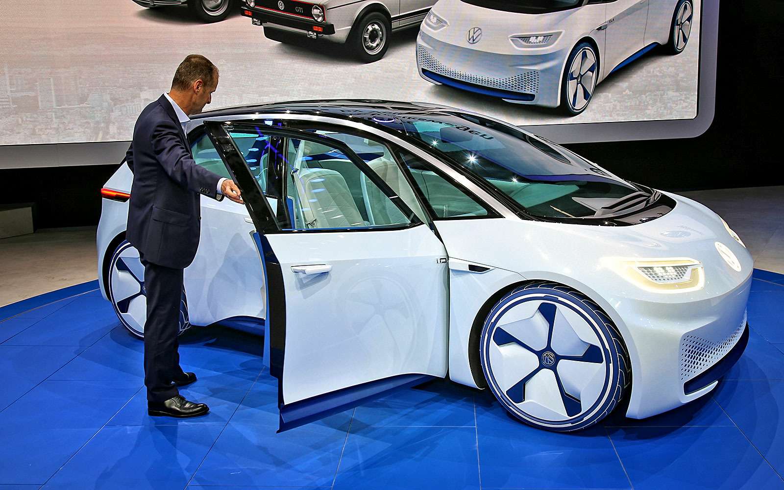Бестселлер нового мира: Volkswagen намекнул на будущий электрокар — фото 641551