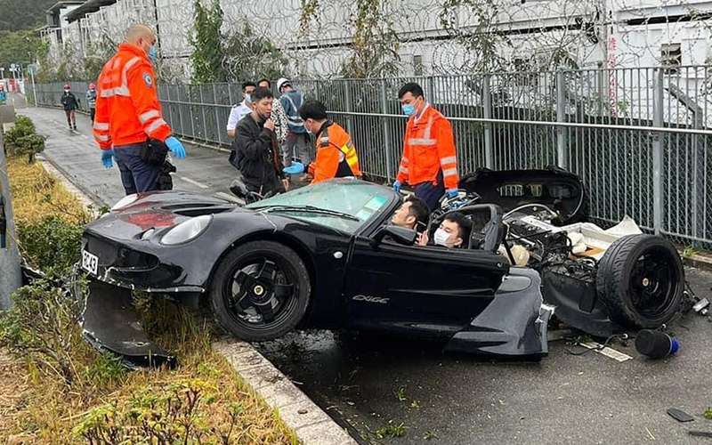 Lotus влетел в фонарь: машина всмятку, у водителя и пассажира — ни царапинки