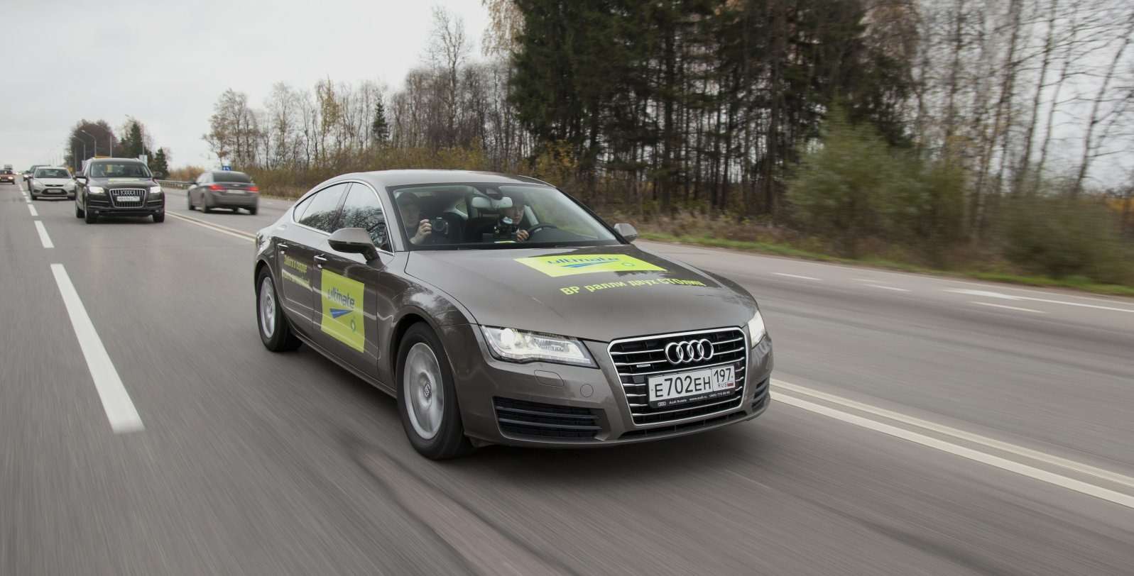 Автомобили прекрасные, скорости в них не чувствуешь, и  для контроля режима движения, особенно в населенных пунктах, приходится частенько посматривать на спидометр. И расходометр. На 110-120 км/ч при притопленной педали он показывает 5 и меньше л/100 км. Потому что в Audi А7 и коробка 7-ступенчатая.