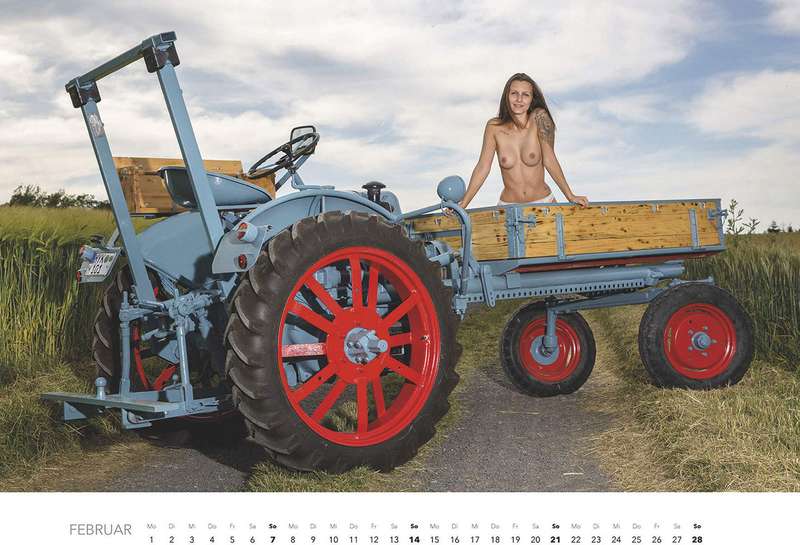 Первый календарь на 2021 год: не очень одетые трактористки (18+)