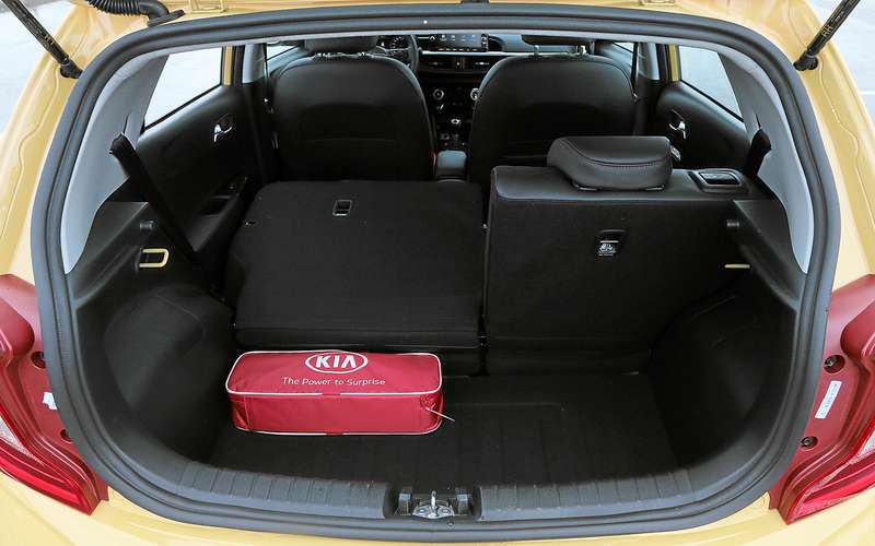 По официальным данным, багажник вмещает всего 265 литров. Погрузку и выгрузку осложняет высокий порог. Очевидно, что чаще для перевозок будет использоваться задний ряд сидений.