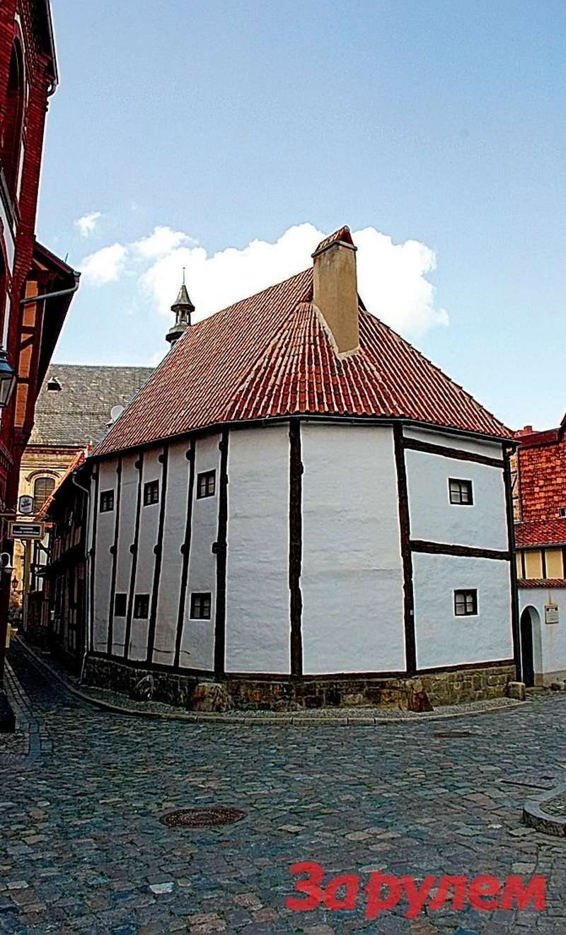 Скромное здание с крошечными окошками — старейший жилой дом не только в Кведлинбурге, но и во всей стране: датируется 1230 годом.