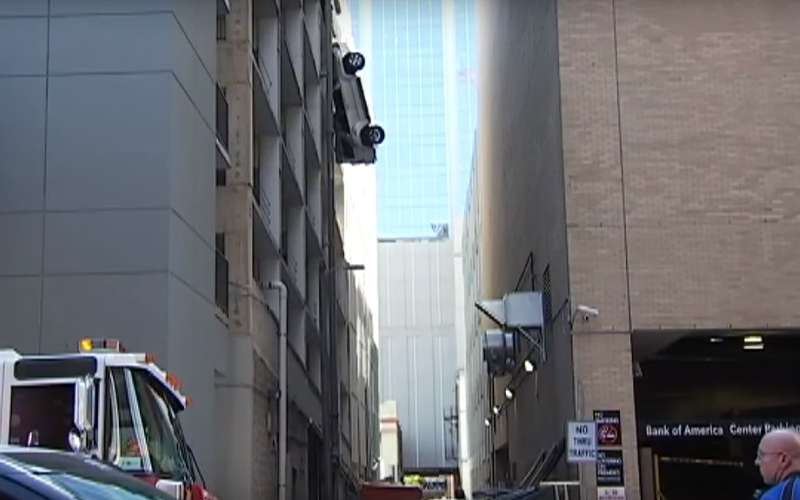 Женщина на BMW перепутала педали и рухнула с седьмого этажа на внедорожник