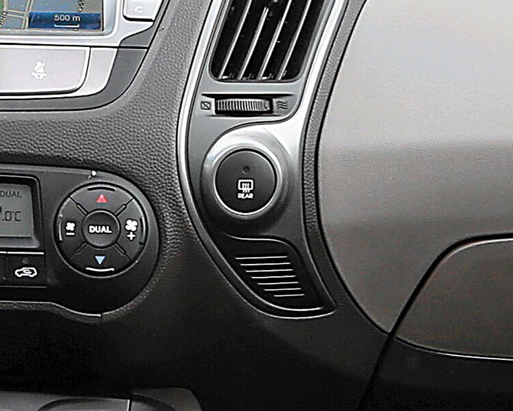 Кнопка подогрева заднего стекла – зеркальное отражение кнопки запуска двигателя