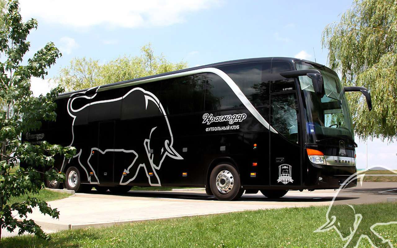 Mercedes, Setra, Volgabus... — на каких автобусах ездят наши футболисты — фото 929672