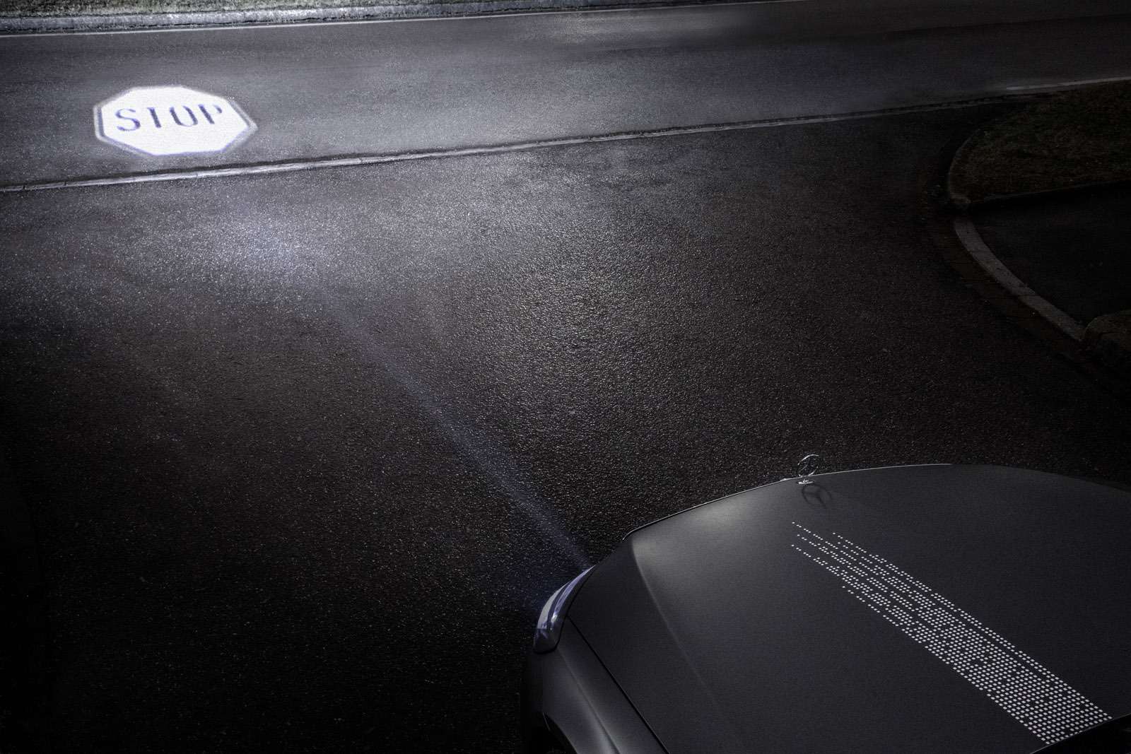 Mercedes-Benz поручит фарам функцию HD-проектора — фото 672554
