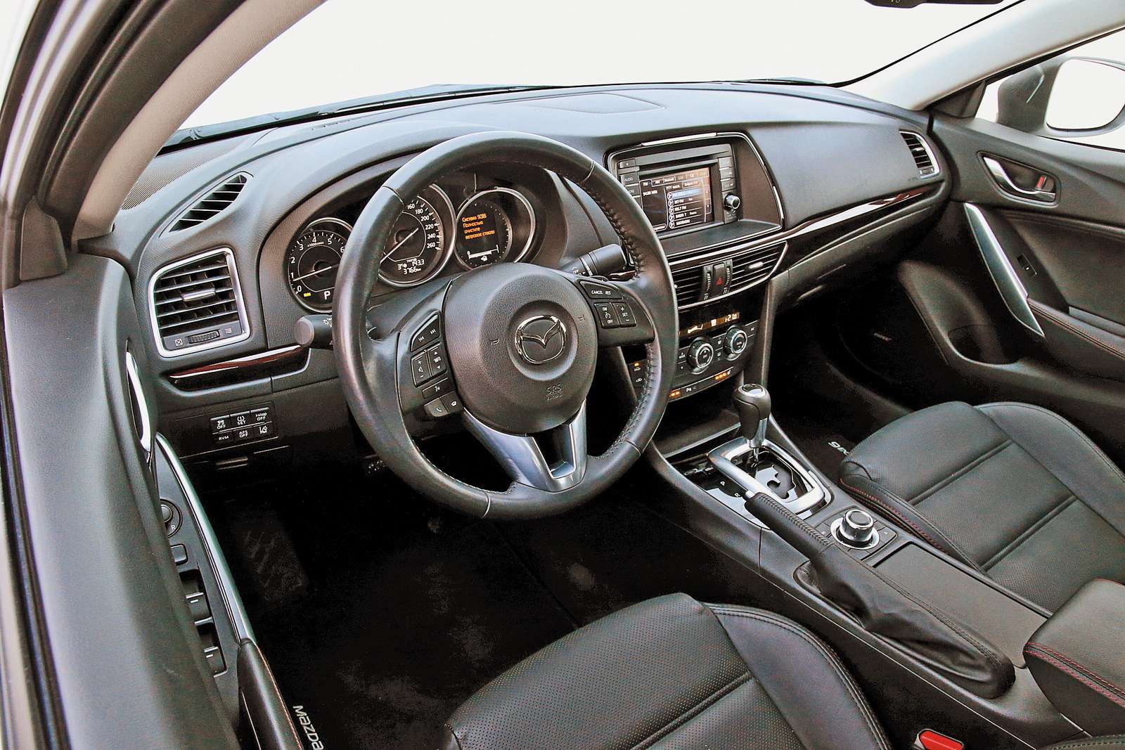 Салон Mazda6 смотрится достаточно добротно даже с текстильной обивкой и богато – с опциональной кожей