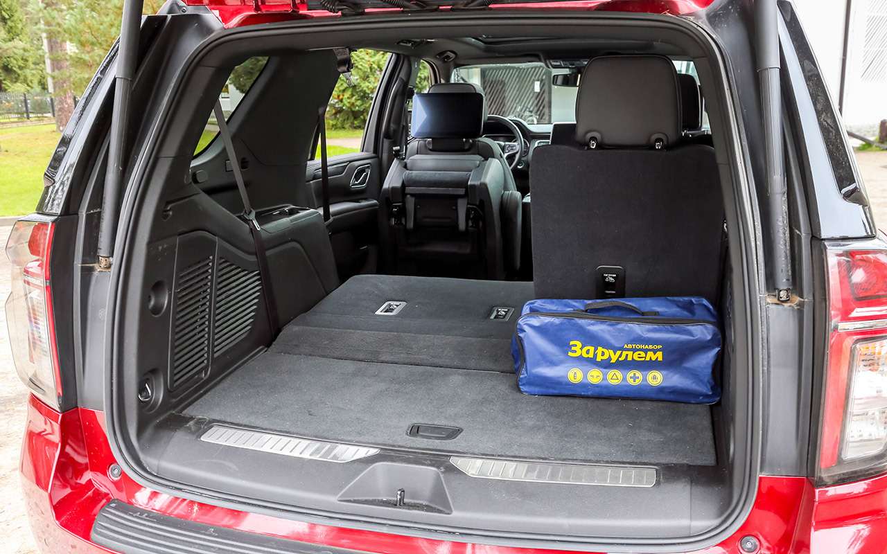 Багажник Tahoe хорош не только размерами, но и функционалом: розетка на 220 В, автоматическое складывание спинок сидений второго и третьего ряда.