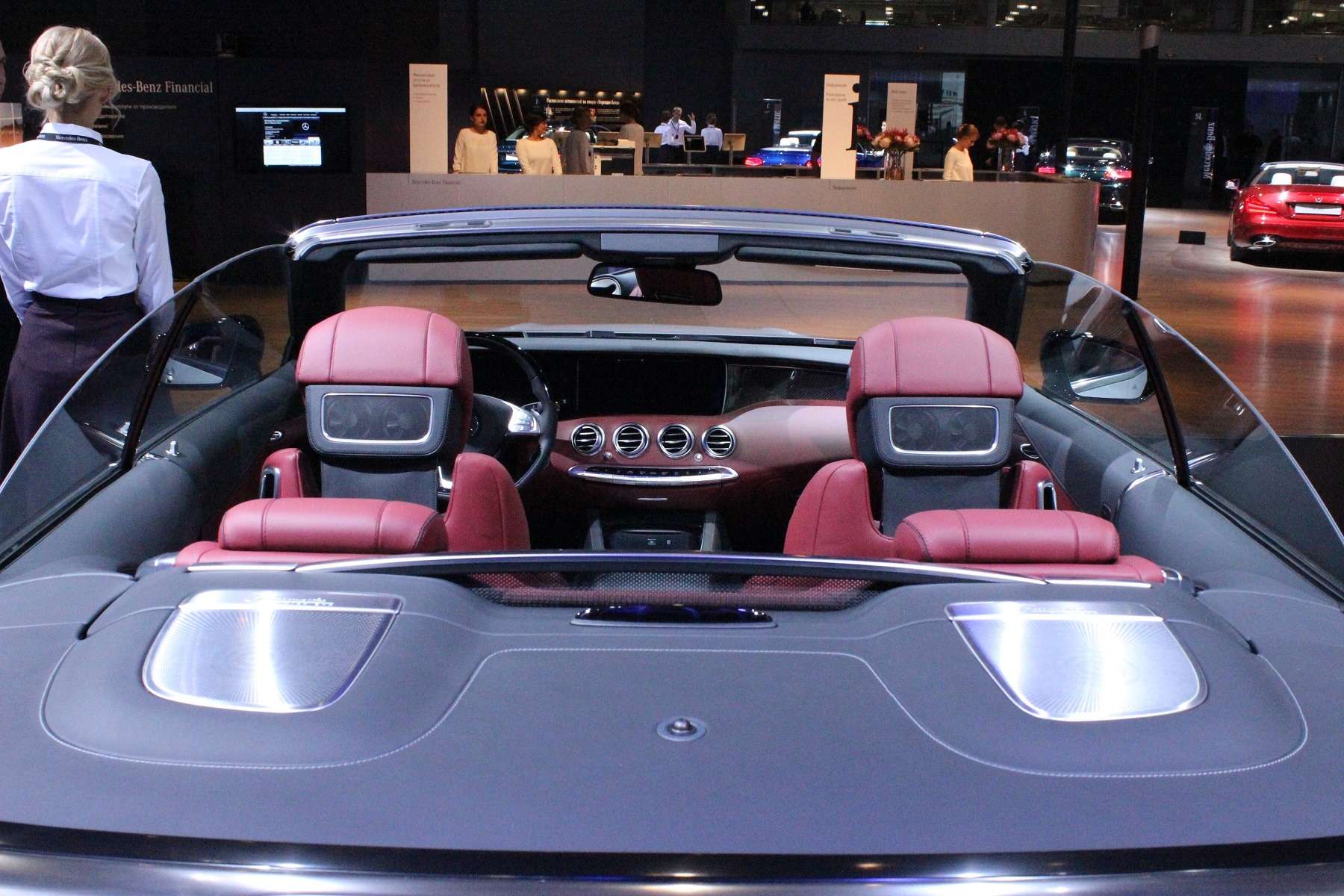 Стенд или шоу-рум: Mercedes-Benz E-класса и все-все — фото 624476