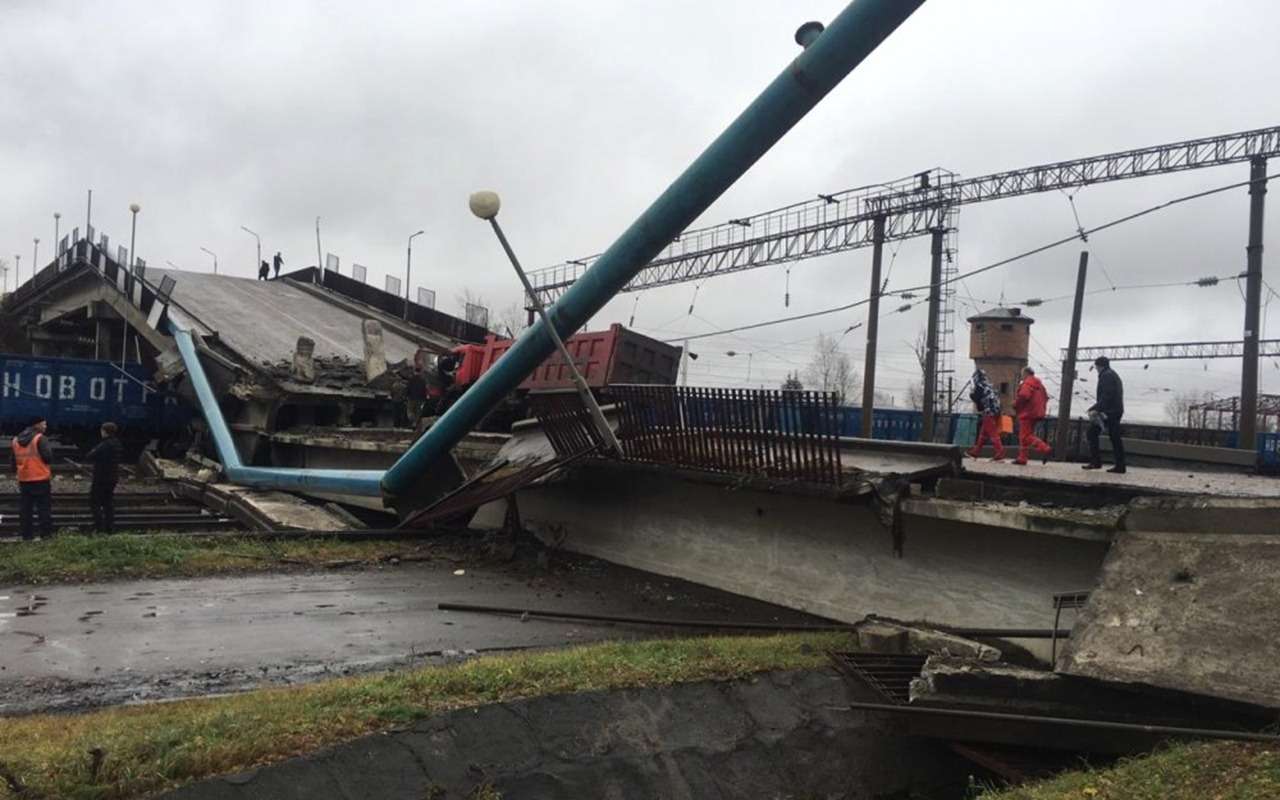 В Приамурье под тяжестью самосвала мост рухнул на железную дорогу — фото 912590