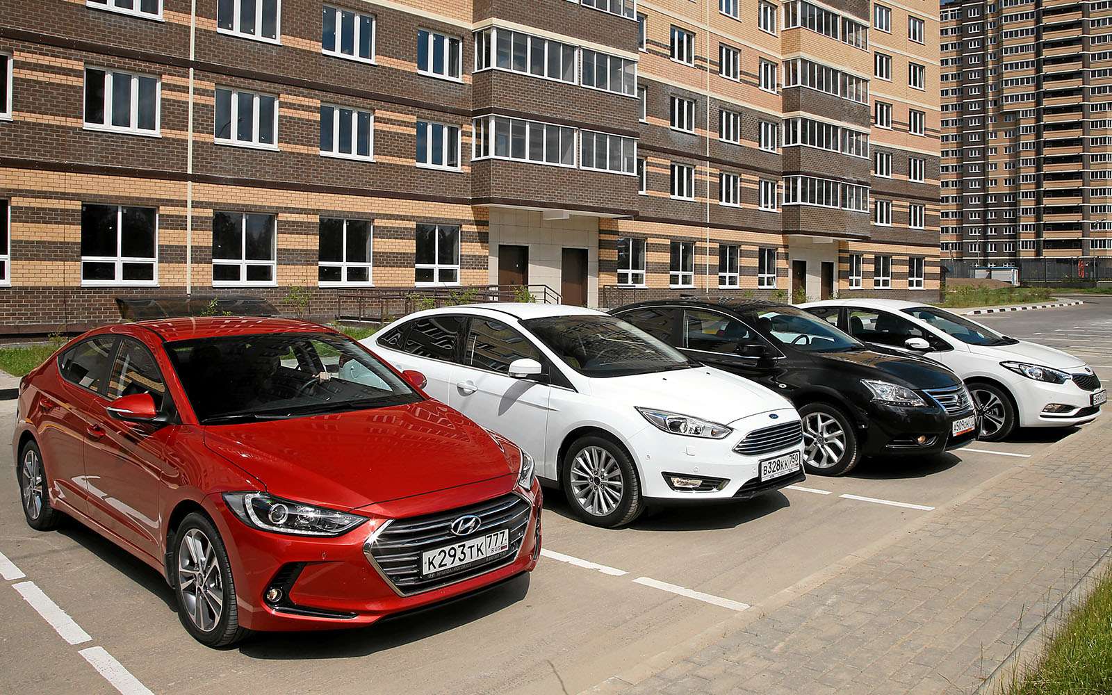 Среди относительно доступных седанов, лидерами неожиданно стали корейцы - Kia Cerato и Hyundai Elantra