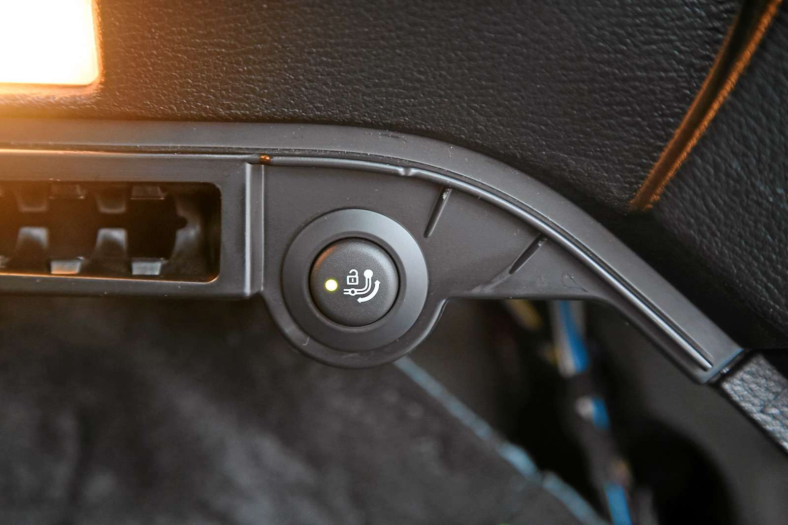 BMW X3 xDrive 20i. Легкое касание кнопки в правой части багажника…