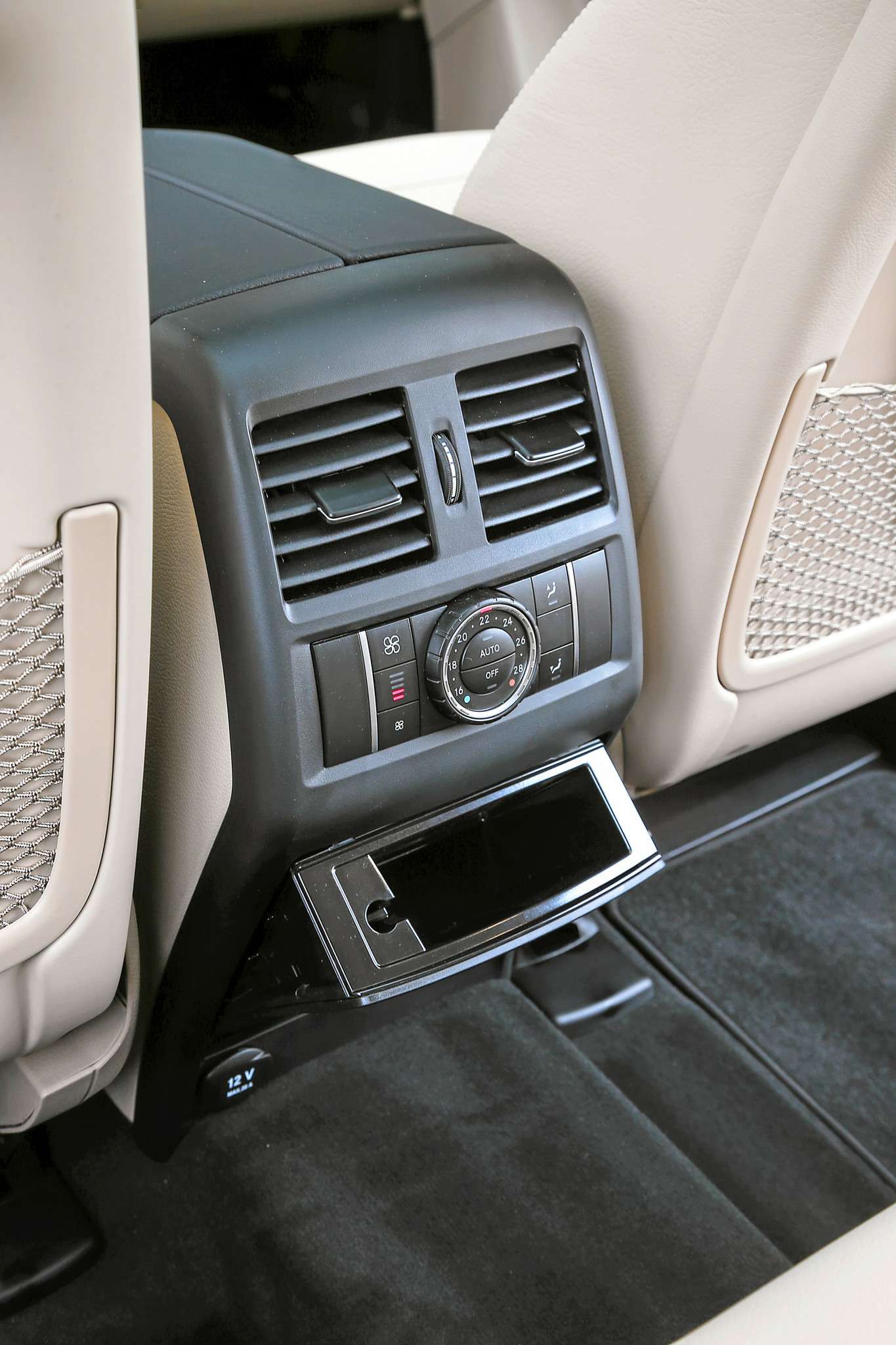 Mercedes-Benz GLE 400 4Matic Coupe. Стандартное оснащение подразумевает двухзонный климат-контроль. Трехзонный – за доплату.