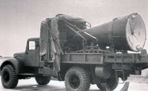Транспортировочно-стыковочная машина головной части (ТМГЧ) АА1204 ракеты 8К63 на базе полноприводного МАЗ-502. Ядерные ракеты 8К63 (она же Р-12, она же SS-4 Sandal) были демонстративно отправлены Хрущевым в 1963 году на Кубу с целью переломить ход отношений между СССР и США.