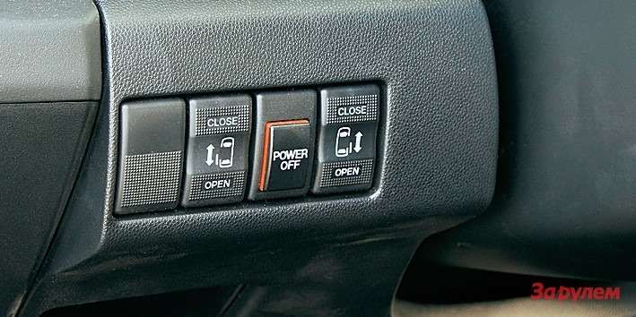 Сдвижными дверями Mazda5 можно управлять, не покидая водительского места.