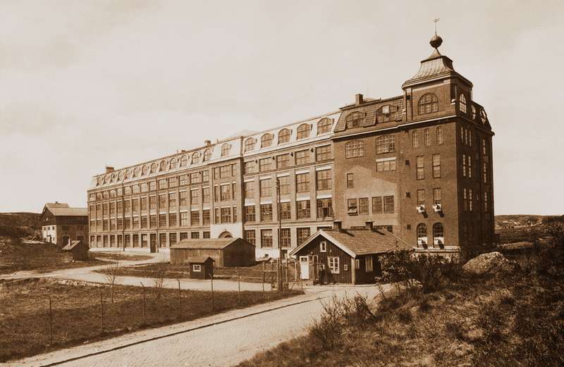 Фабрика на острове Хисинген под Гётеборгом, где 14 апреля 1927 года с конвейера сошел первый автомобиль марки Volvo
