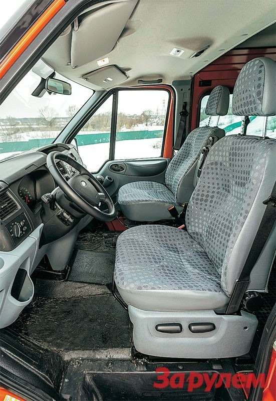 Фордовское базовое сиденье с восемью регулировками чуть удобнее, но посадку портят фиксированная рулевая колонка и отсутствие площадки для левой ноги.  