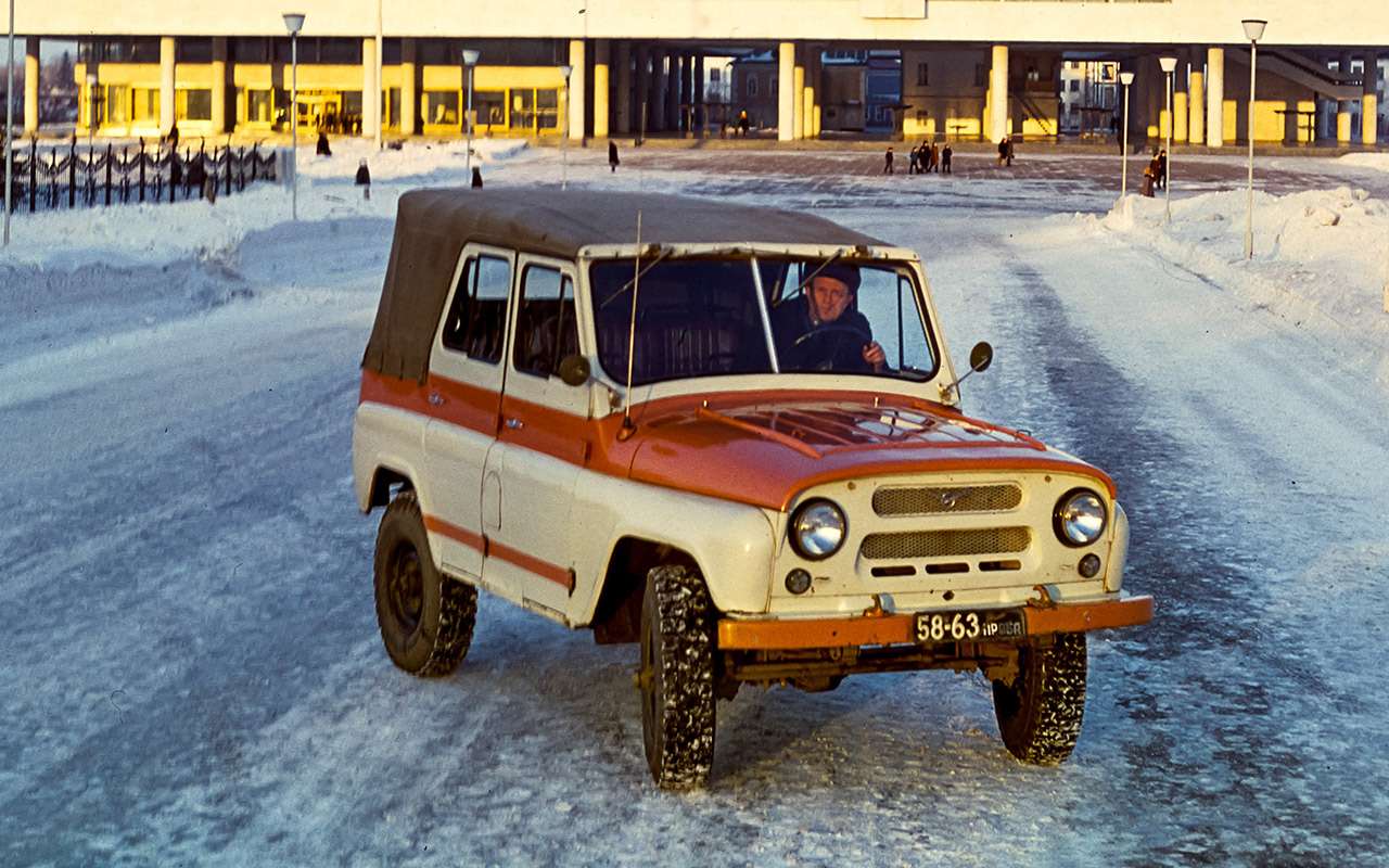 Один из первых образцово‑показательных и даже двухцветных УАЗ‑469Б конца 1972 года на фоне мемориала В.И. Ленину.