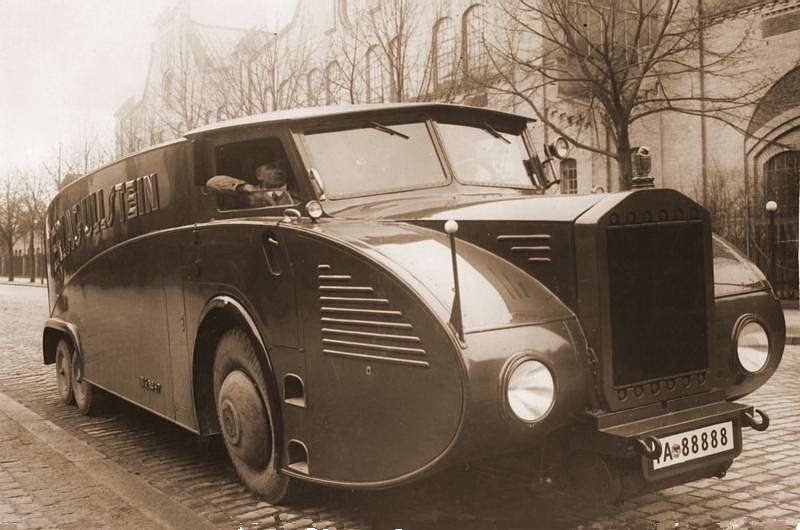 Экспериментальный переднеприводный (!) грузовик Rumpler RuV 1931 года получил двигатель Maybach V12 мощностью 150 л.с. Грузоподъемность — 5 т, скорость — до 100 км/ч. Построенный в единственном экземпляре, грузовик использовался издательством Ullstein для доставки крупных партий газеты «Берлинер Моргенпост». Фото: Bundesarchiv