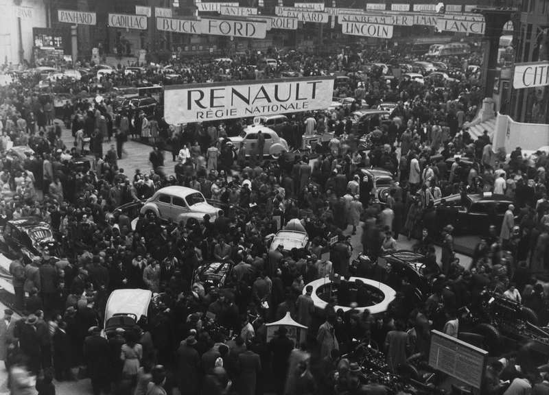 Парижский автосалон 1946 года стал местом публичного дебюта радиальных шин Michelin. Столпотворение на стенде Renault.