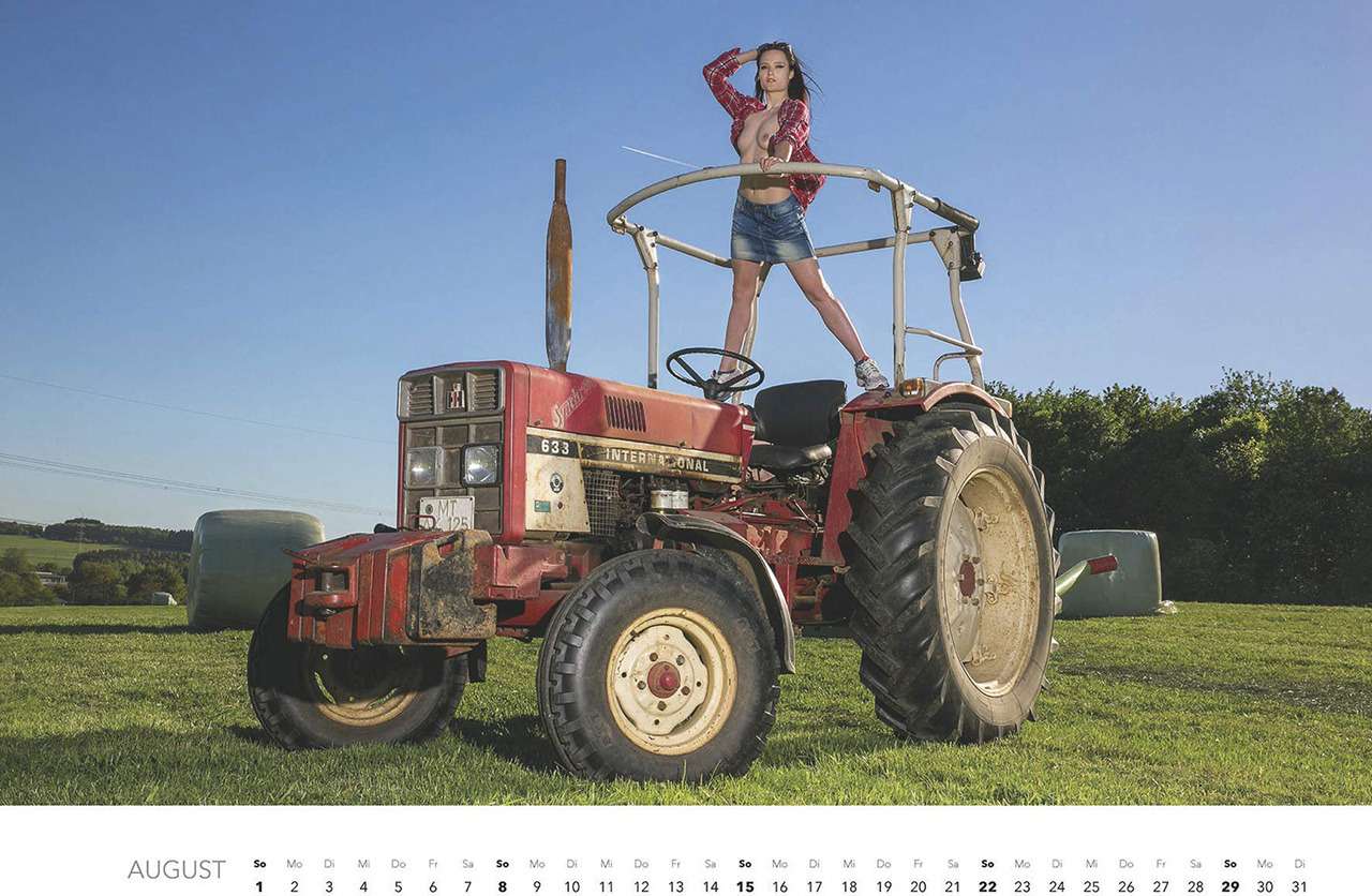 Первый календарь на 2021 год: не очень одетые трактористки (18+) — фото 1196285