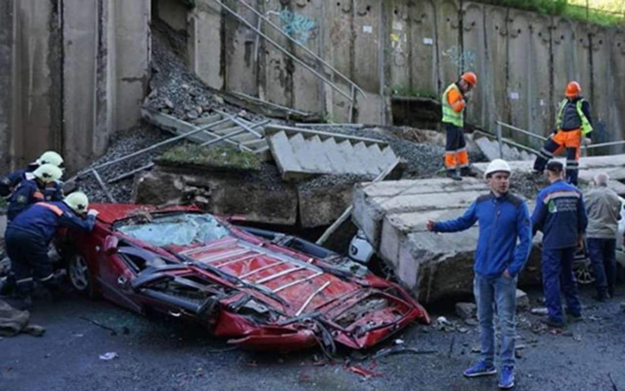 Машины расплющены бетонными блоками: циклон во Владивостоке — фото 976968